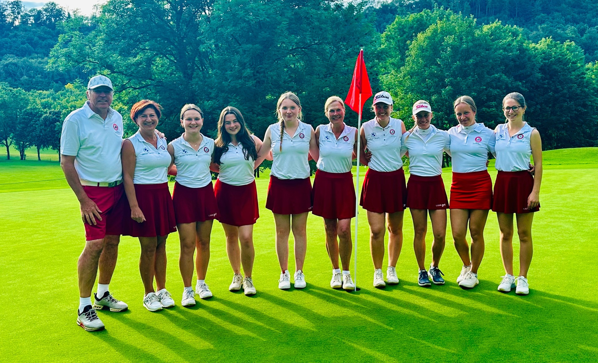 Frühzeitiger Klassenerhalt - Damen triumphieren auf dem heimischen Platz