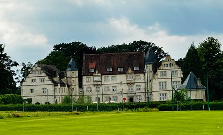 Schlosshotel Münchhausen , direkt am Platz 