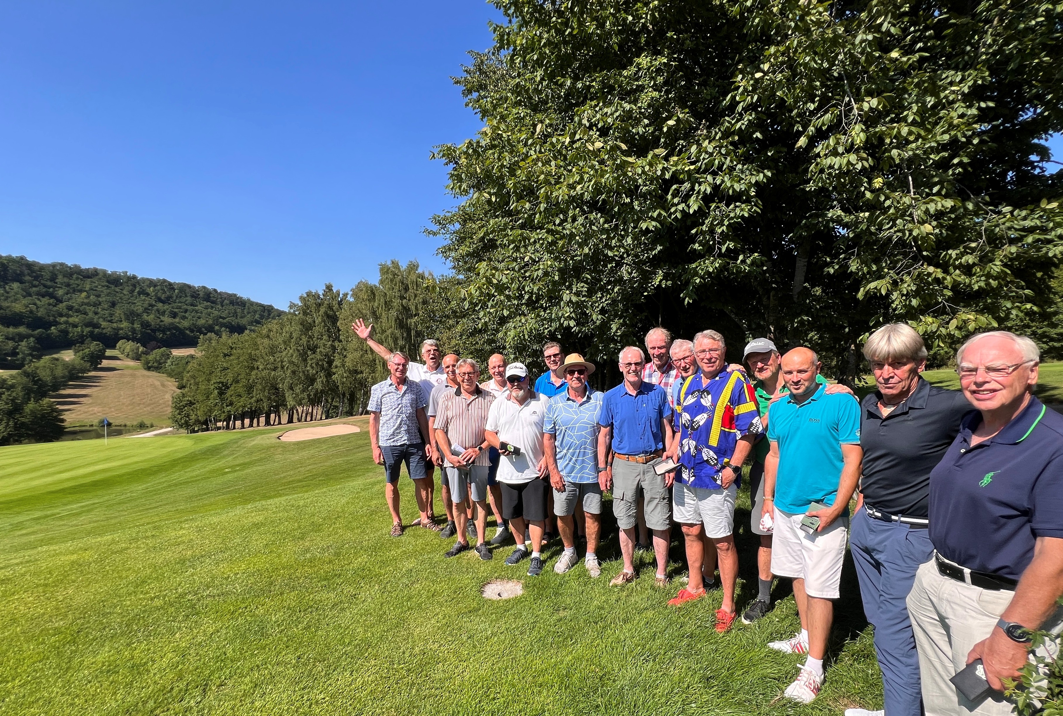45 Golfer trotzen der Hitze